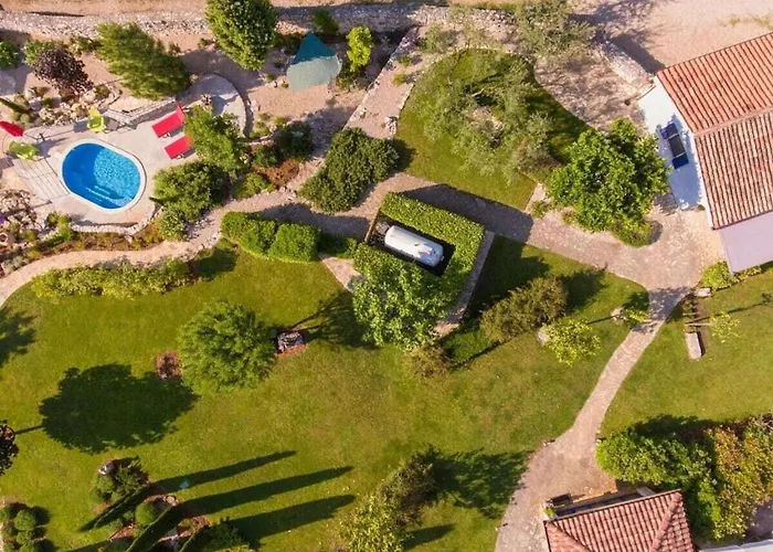 In With Swimming Pool 度假居 Dobrinj